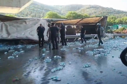Bursa'da su yüklü tır hızlı tren köprüsü ayağına çarptı: Sürücü olay yerinde can verdi