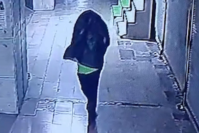 Başında çöp poşetiyle kundaklama yaptı! Yakalandı
