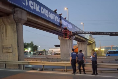 Yarı çıplak şahıs üst geçitte asılı bulundu