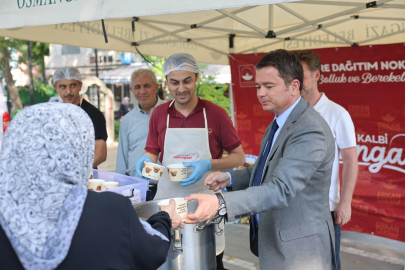 Başkan Erkan Aydın kendi elleriyle aşure ikram etti