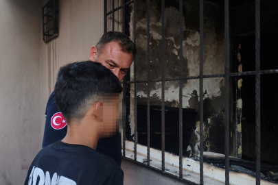 Yalın ayak panikle kaçtı: Çakmakla oyun evi küle çevirdi!