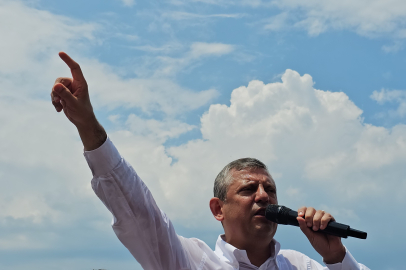 "Kaptan fırtınada lazım!" Özgür Özel'den "Güvenli liman" söylemlerine sert yanıt