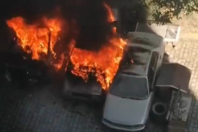 Bursa'da otoparkta yangın! Park halindeki 3 otomobil alev alev yandı