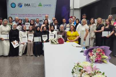 BUÜ'de moda tasarımı öğrencilerine sertifika heyecanı