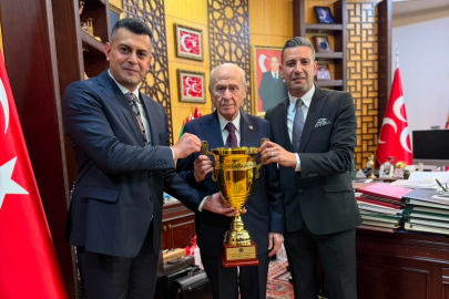 Avrupa şampiyonluğu kupası Devlet Bahçeli'ye takdim edildi