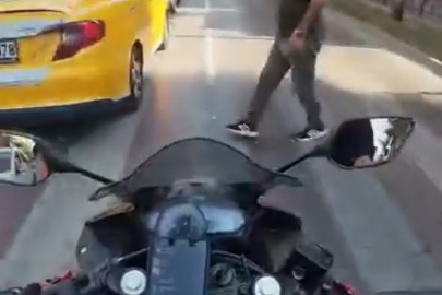 Kör noktada kalan yayaya motosiklet çarptı, o anlar kask kamerasında