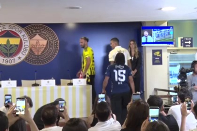 Fenerbahçe yeni transferleri için imza töreni düzenledi