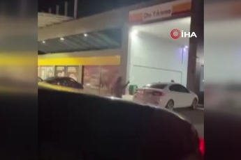 Bursa'da akaryakıt istasyonunda sopalı kavga kamerada