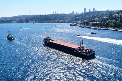 Karasu’da karaya oturan NINOVA, İstanbul Boğazı’nı geçerek Aliağa’ya doğru yola çıktı