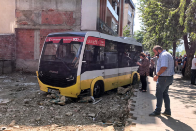 Tansiyonu yükselen sürücü kaza yaptı: Özel halk minibüsü arsaya uçtu!