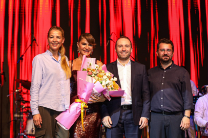 64. Bursa Festivali'nde Derya Bedavacı rüzgarı esti!