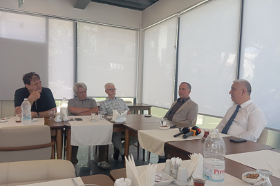Bergama Belediye Başkanı, 19 meclis üyesi ile Yeni Parti'ye geçti