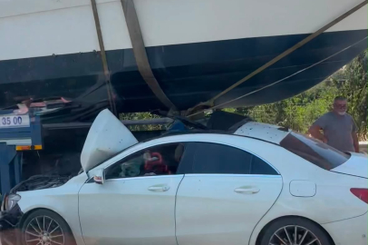 İzmir’de ilginç kaza: Otomobil tekneyle çarpıştı