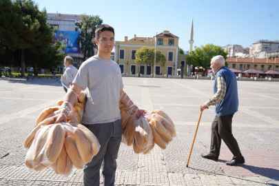 Kollarında 100 ekmek taşıyor: Rekoru ise tam 150 somun!