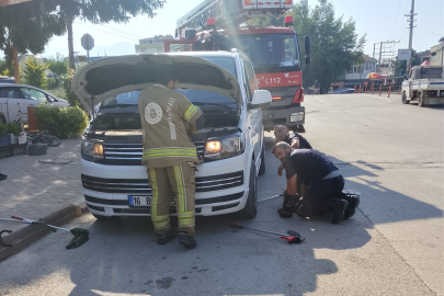 Minibüsün motorundan çıkan yılan panik yaratı!