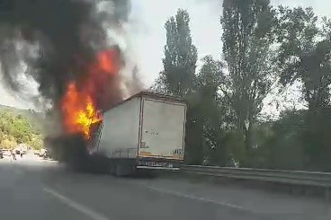 Gemlik’te seyir halindeki tır alev alev yandı!