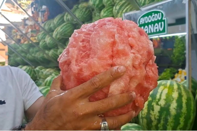 Kütahyalı manavın eliyle karpuz soyma videosu sosyal medyada viral oldu