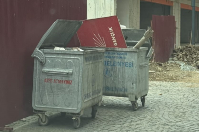 Trabzon'da istifa dalgası: CHP tabelası çöp tentesinde