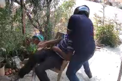 Bahçede oturan yaşlı adama kasklı saldırı!