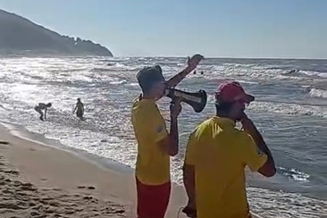 Dalgalı denize giren vatandaş çevredekileri çileden çıkardı