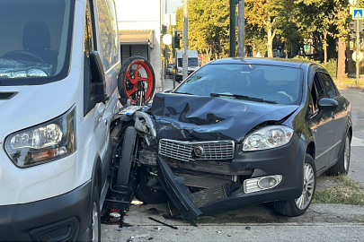 Bursa'da feci kaza! Motosiklet sürücüsü iki araç arasında sıkıştı