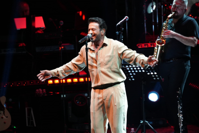 Emre Altuğ Bursa'yı salladı: Açıkhava'da coşkulu gece!