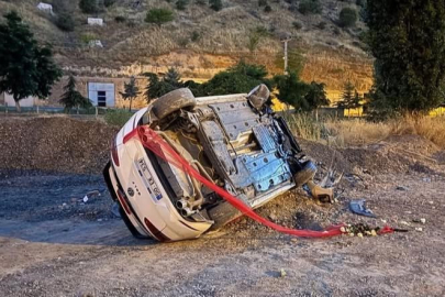 Gelin aracının lastiği patladı, otomobil takla attı