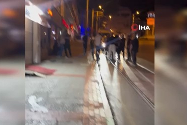 Gece kulübünden çıkıp kavgaya tutuştular