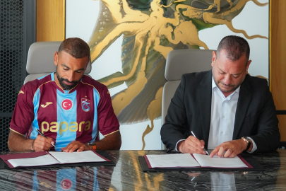 Muhammed Salah Trabzon'da imzayı attı, sahaya inmeden çekime gitti