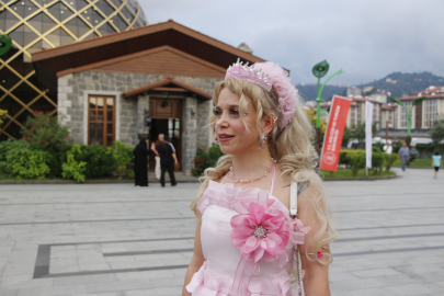 Bir pembe elbiseyle başladı! Çocukların 'Barbie Ablası' oldu