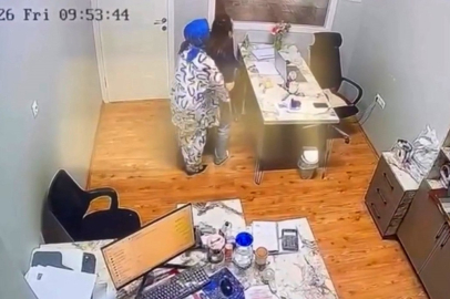 Boğazına şeker kaçan arkadaşını heimlich manevrasıyla kurtardı!