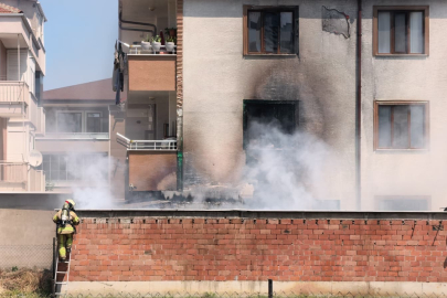 Bursa'da korkutan yangın: Depoda başladı apartmana sıçradı