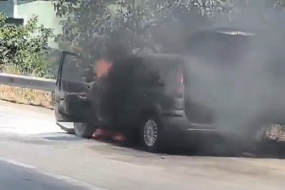 Bursa'da seyir halindeki otomobil alev alev yandı