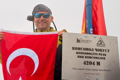 Bursalı dağcı lösemili çocuklar için Tanrı Dağları'na tırmandı