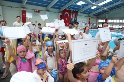 Osmangazi'de 10 bin çocuğa yüzme eğitimi: Sertifikalar verildi