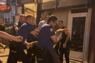 Arapşükrü Sokağı'nda yine olay: Polisin yanında kavgaya devam ettiler