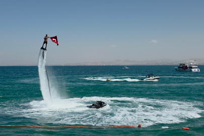Türk Bayraklı Flyboard şovu Van Gölü'ne damga vurdu!