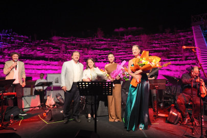 64. Bursa Festivali'nde tarihi sahne: Elif Sanchez ve Dilek Türkan