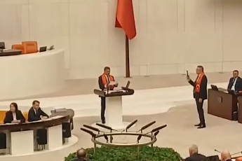 TBMM'de kürsü eylemi: Dervişoğlu Türkoğlu'nu alnından öptü