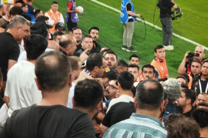 Tribünde kavga çıktı, gol gelince herkes birbirine sarıldı!