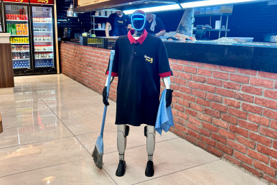 Ankara'da robot garson 'Fiko': Maaş yetmedi, zam istedi!