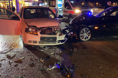 Otomobiller kafa kafaya çarpıştı: 2 yaralı