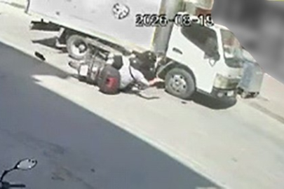 Motosiklet kamyonetle çarpıştı! 2 kardeş yaralandı