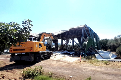 Osmangazi'de kaçağa geçit yok: Zeytinlikteki depo yıkıldı