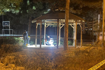 Okul bahçesinde 'hırka' kavgası: 3 yerinden bıçaklanan genç ağır yaralandı