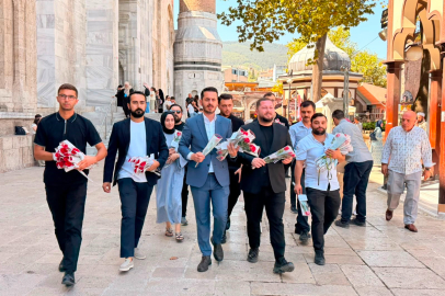 AK Parti Osmangazi Gençliği'nden kandilde gül ikramı
