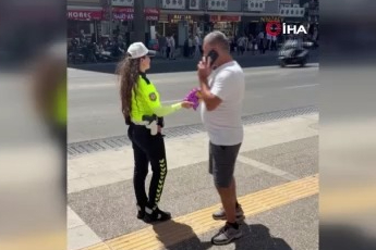İzmir’de trafik polisinden Mevlit Kandili’nde anlamlı ikram