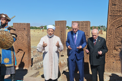Cumhurbaşkanı Erdoğan Ahlat Selçuklu Kabristanını ziyaret etti