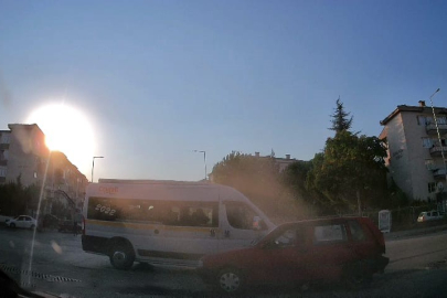 Kontrolsüz kavşakta zincirleme kaza: 1'i ağır 4 yaralı