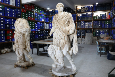 Bin 950 yıllık tarih gün yüzüne çıktı: Hadrianus heykeli yeniden ayağa kaldırıldı
